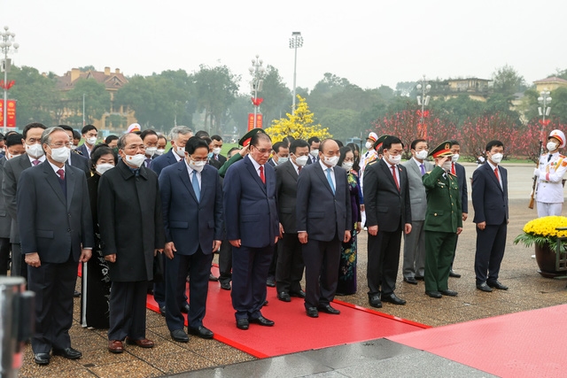 Têt du Tigre 2022 les dirigeants rendent hommage au Président Hô Chi Minh